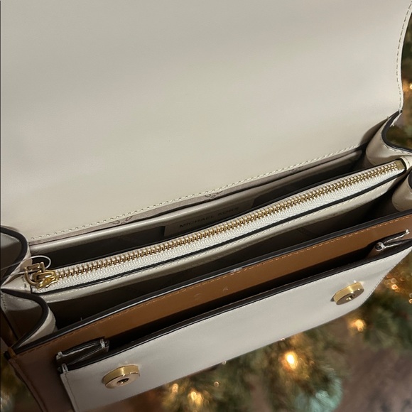 Michael Kors Elegant Cream Chain Shoulder Bag - Picture 5 of 7